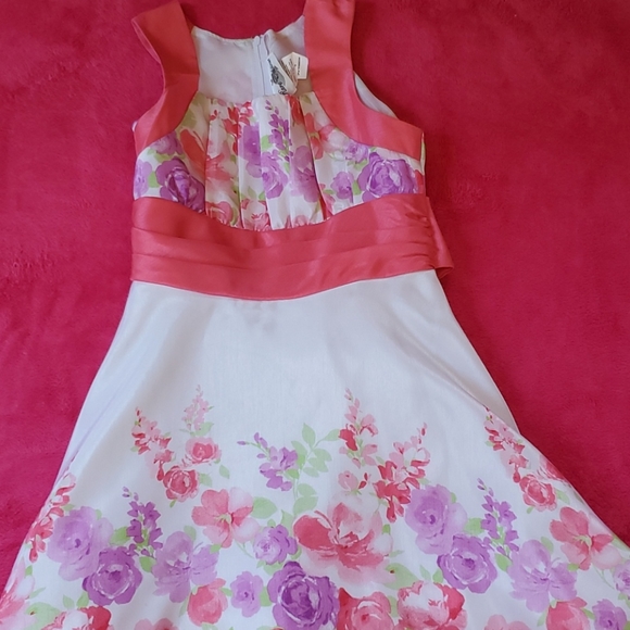 Springtime dress - Picture 2 of 3